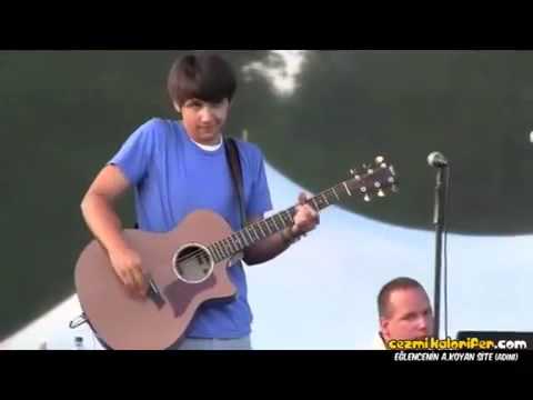 Akustik Gitarın A Koyan Genç Adını