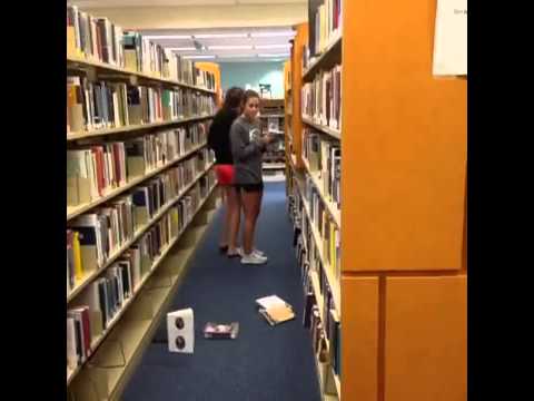 Kitap Düşüren Kızları Korkutmak