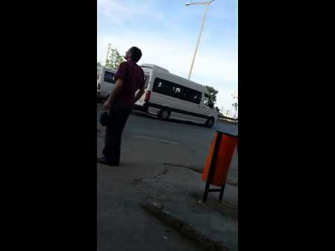 Horon Teperek Otobüs Bekleyen Adam!