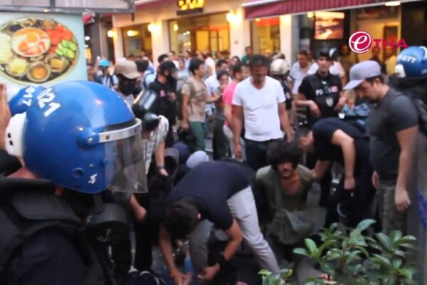 Vatandaş’ı Yere Fırlatan Türk Polisi