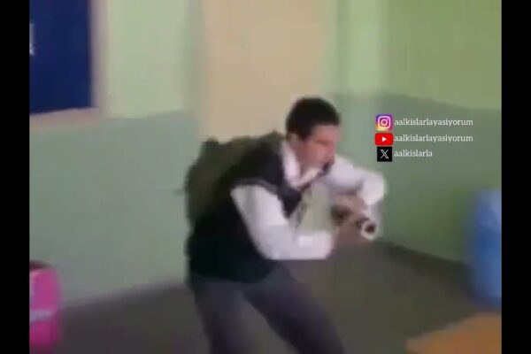 Sınıfta Counter Strike Pusmak