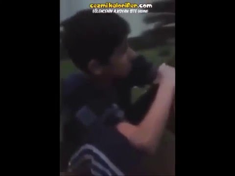 Kolundan Kıtırık Diye Ses Gelen Arkadaşına Hunharca Gülen Çocuk