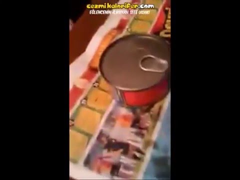Tek Başına Keyfin Dibine Vuran Adam